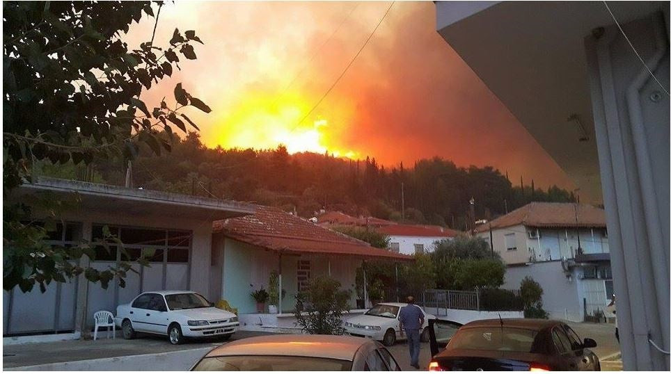 Πύρινη κόλαση στη Δυτική Αχαΐα – Εκκενώθηκαν οικισμοί (εικόνες)